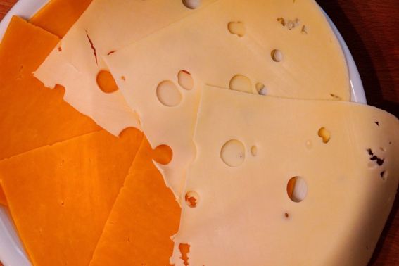Esto es lo que pasa si comes imitación de queso amarillo diario