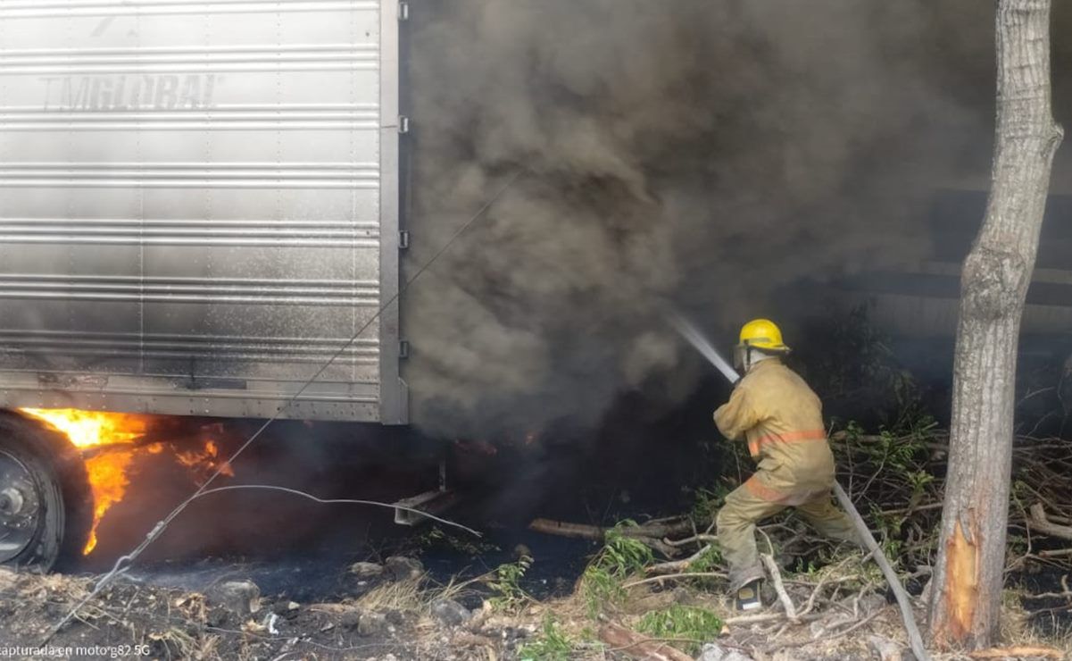 Incendio consume más de 300 autos en corralón en Veracruz