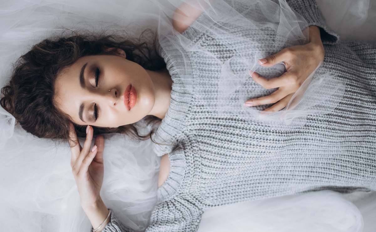 Qué le pasa a tu rostro si duermes con maquillaje