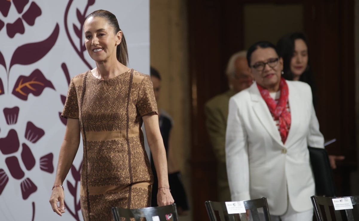 Karla Sofía Gascón muestra sus dotes como futbolista 
