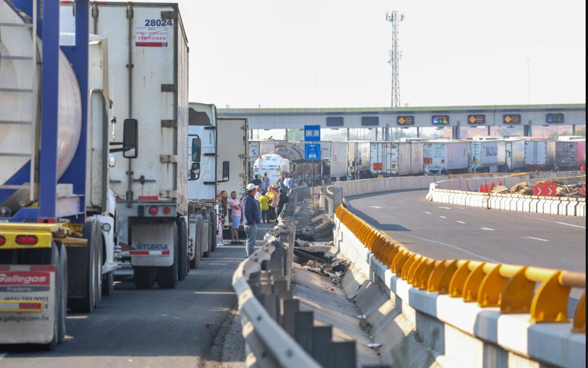 Explota pipa con combustible en autopista en Veracruz; autoridades trabajan en sofocar el fuego