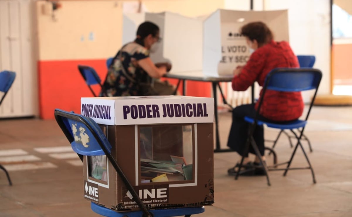 Más de 2 mil maestros de la CNTE toman instalaciones del Aeropuerto Internacional de Mérida; reportan caos vial y retrasos en 17 vuelos
