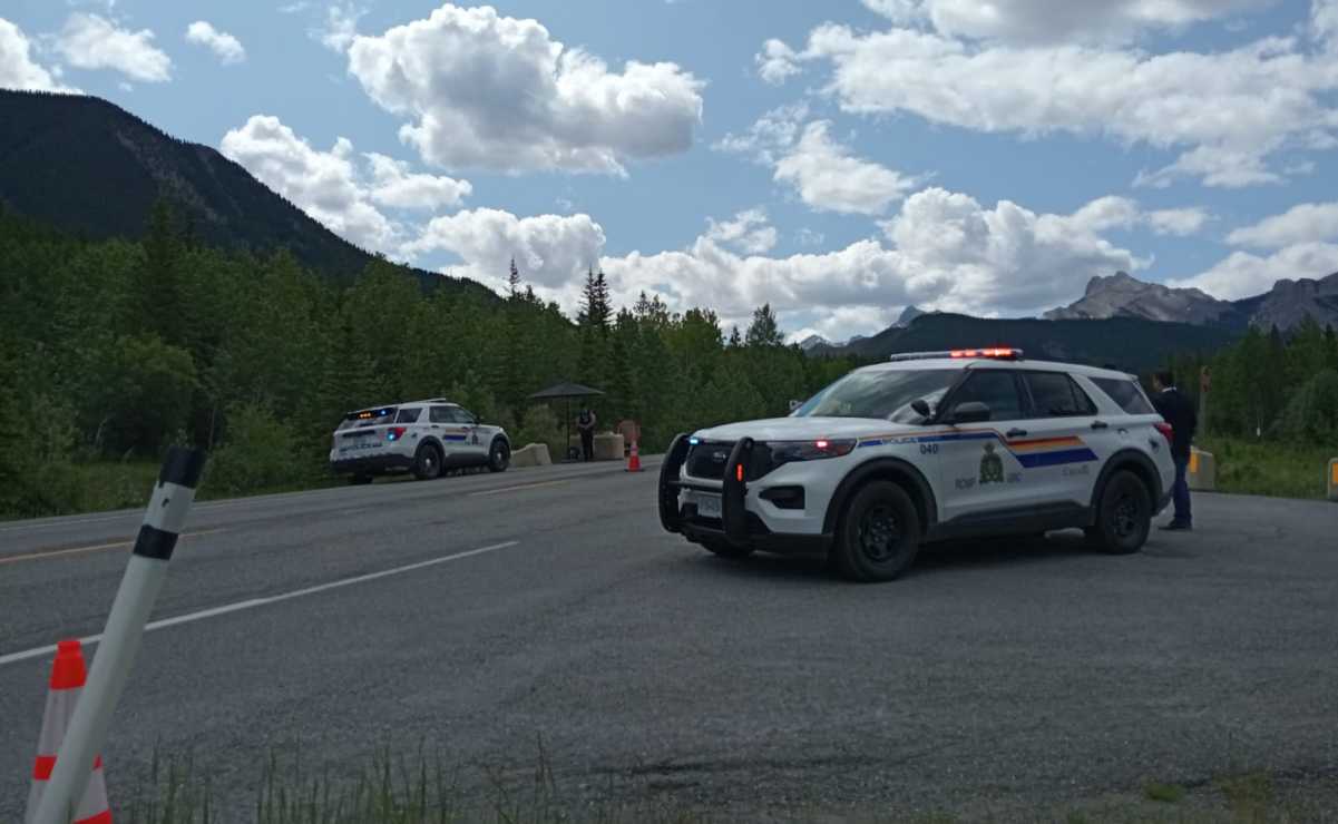 Ellos también buscan en el Día del Padre; con picos y palas buscan a sus hijos 