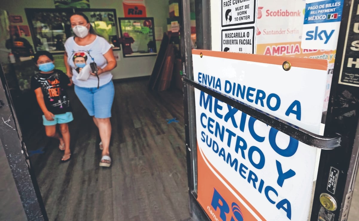 Hugo Aguilar recibe constancia de mayoría del INE para la Corte; le entregan documento en español y en mixteco