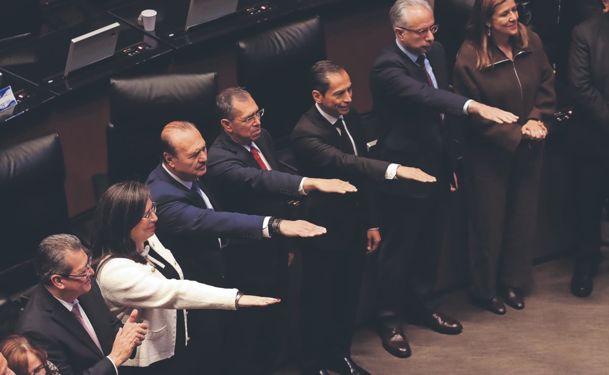 Contra todo pronóstico; entre lluvias, relámpagos y charros, Tim Burton desfila entre gritos de terror en la alfombra roja de “El laberinto” 