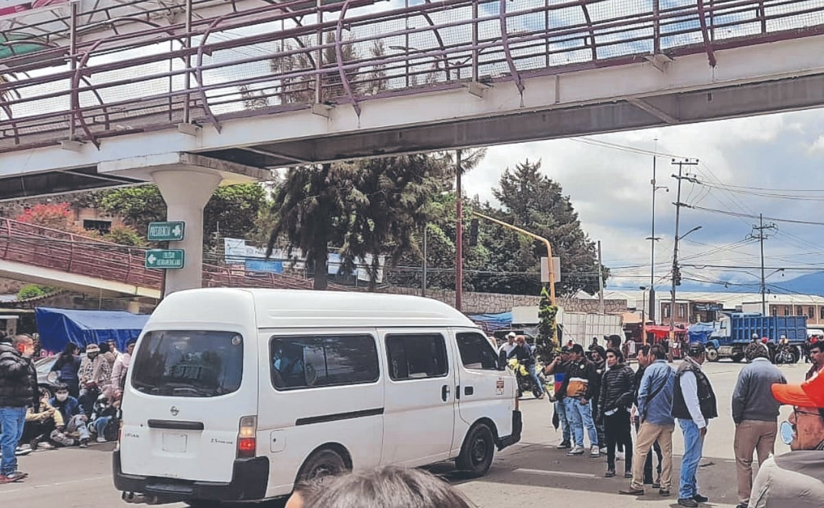 VIDEO Integrantes de colectivo LGBT+ se manifiestan frente a Conapred, en colonia Juárez; realizan pintas y destrozan cristales