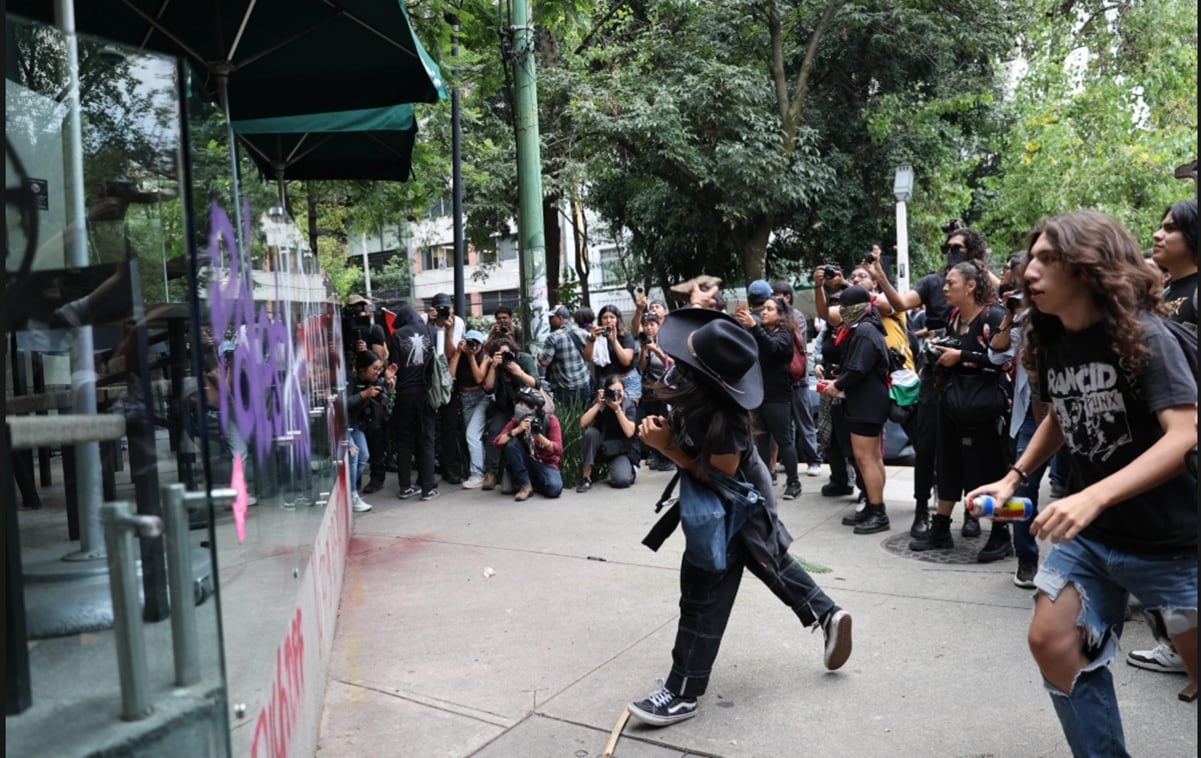 Indígenas venden en el Zócalo y sus alrededores
