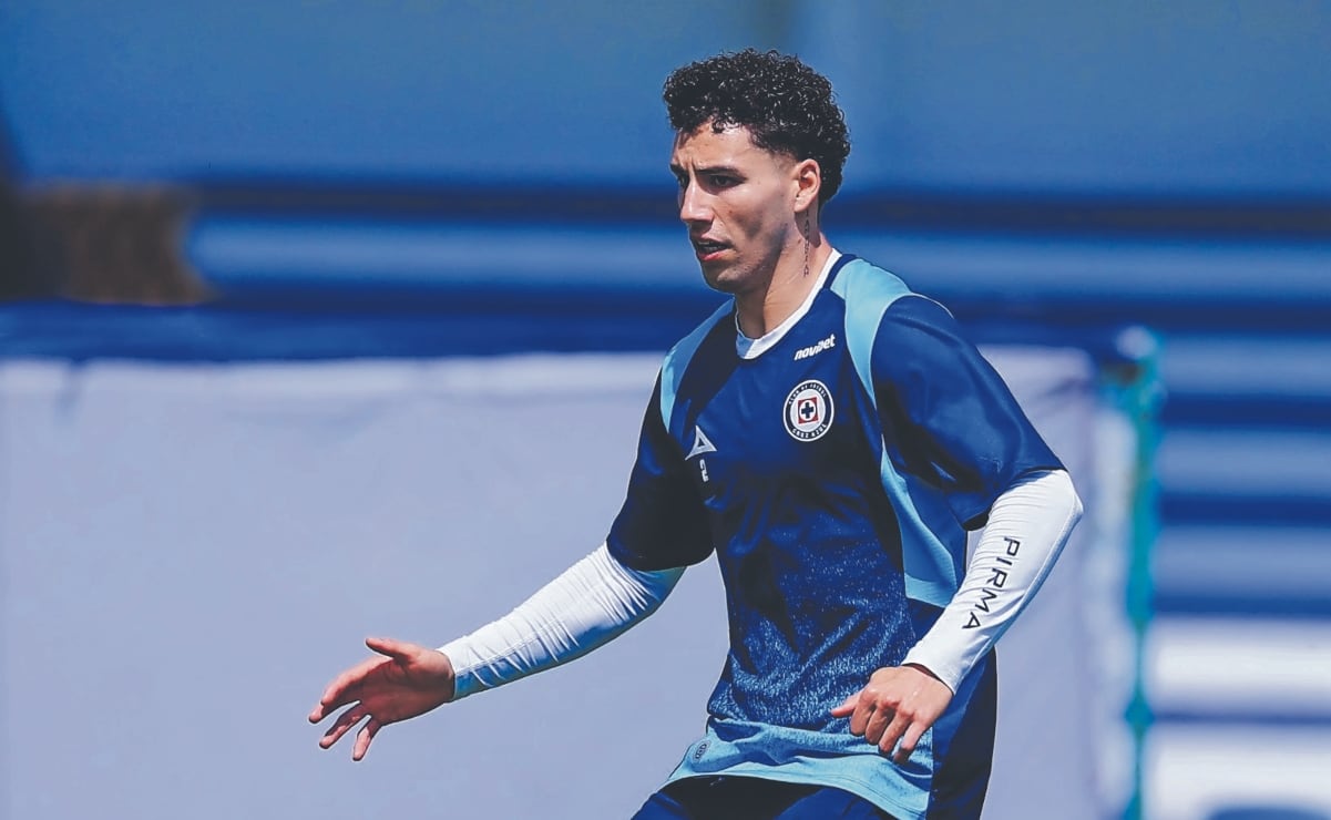 Julián Araujo presume impresionante tatuaje en honor a sus padres inmigrantes; él nació en Estados Unidos