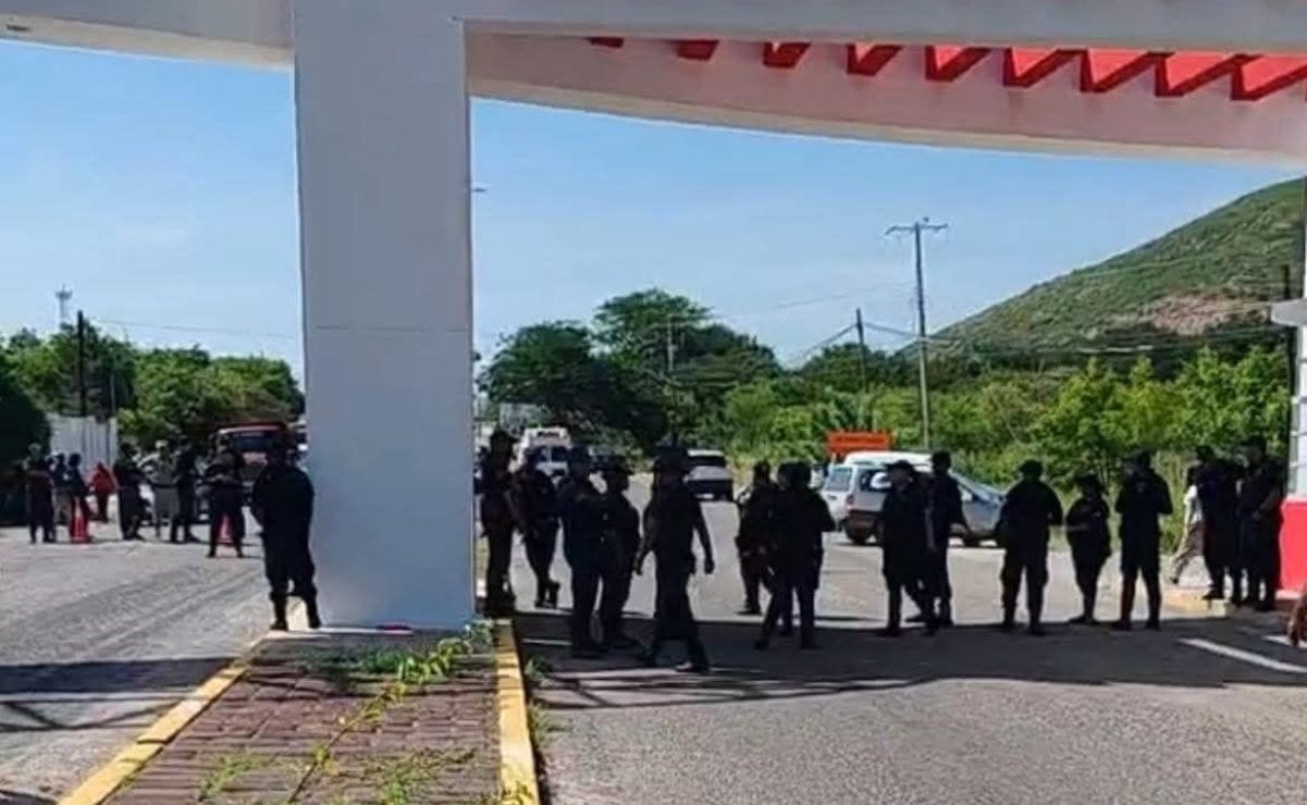 Policías de Ixtepec, Oaxaca, bloquean  acceso a la comunidad; exigen incremento salarial