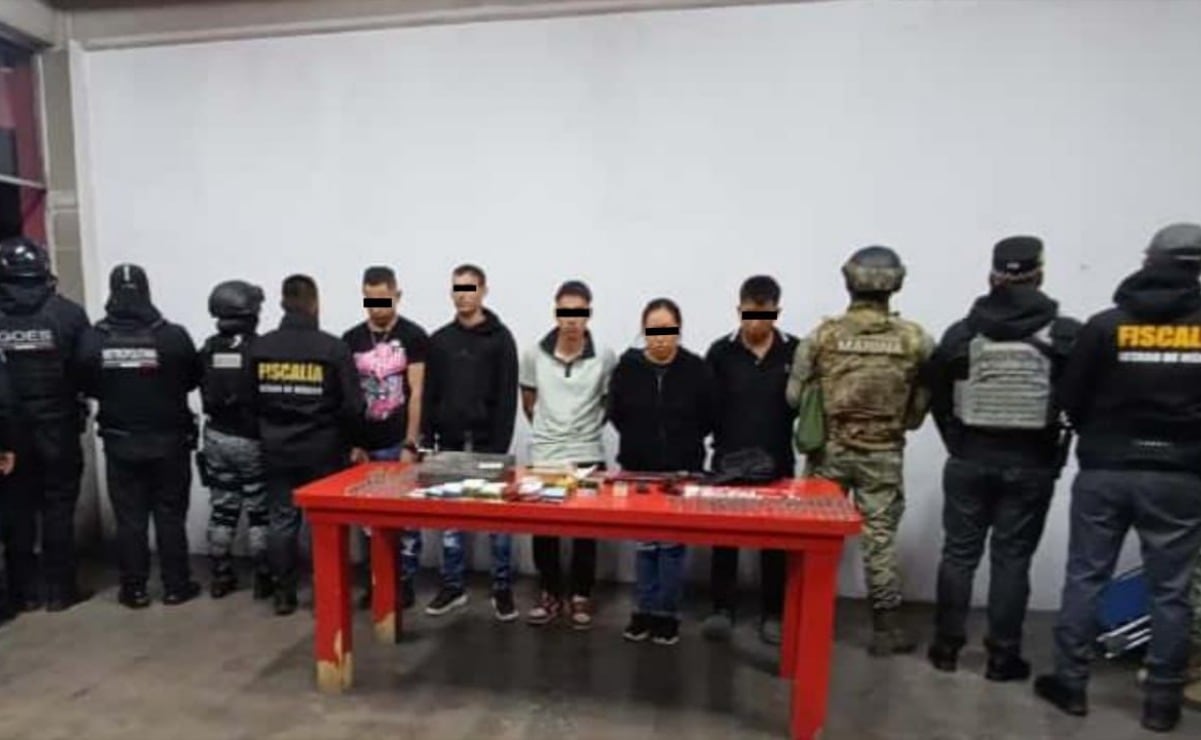 Padres y madres de los 43 estudiantes de Ayotzinapa desaparecidos toman caseta de cobro de la Autopista del Sol