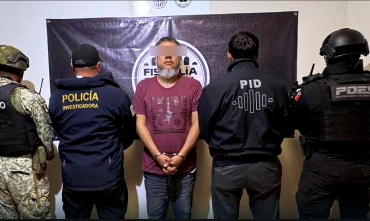 ¿Inspector Gadget, Clouseau, Sherlock? Hombre misterioso en una foto de AP genera revuelo,  tras el robo en el Louvre