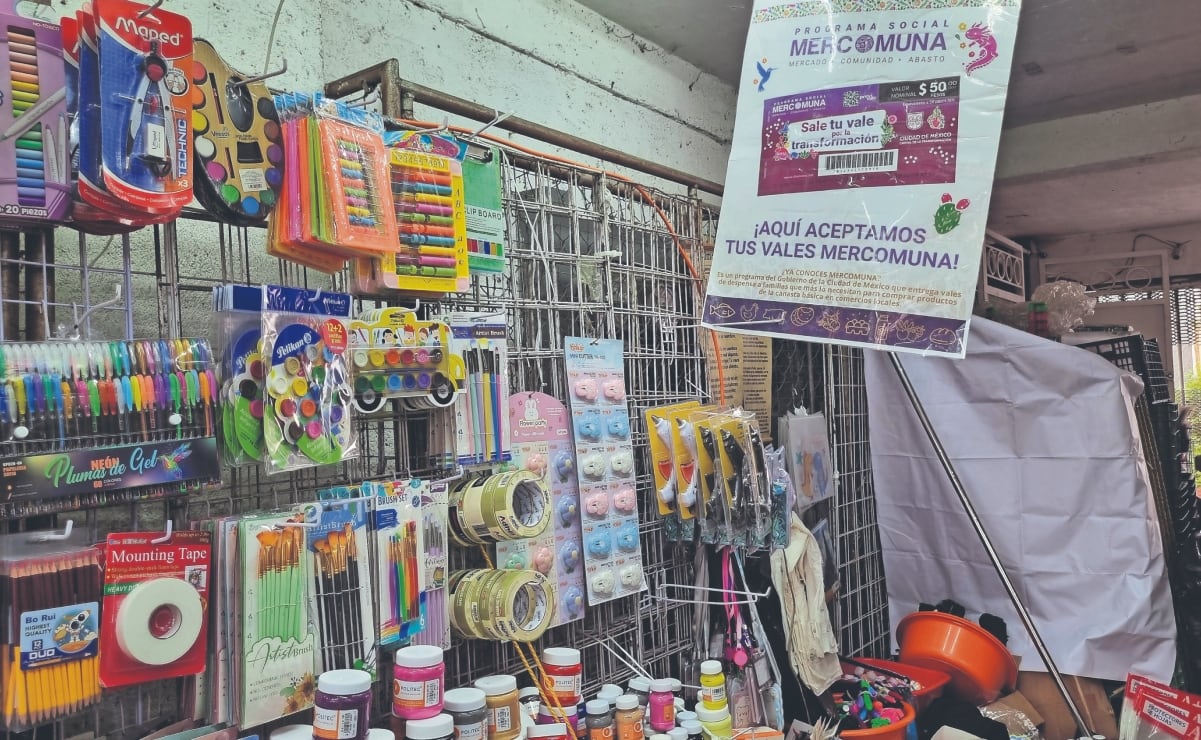 Choferes pintan con plumones el nuevo costo del transporte de CDMX