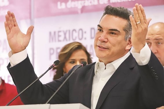 Bloquean carretera federal por demolición de viviendas