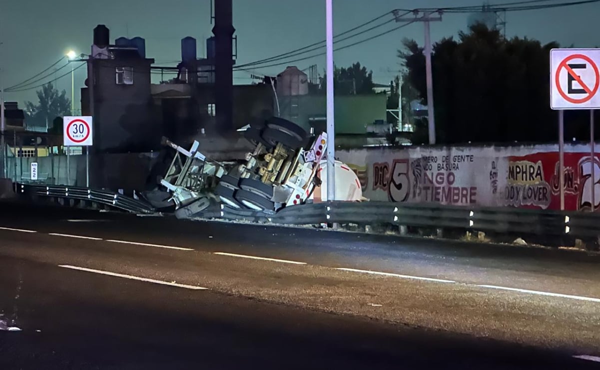 Vuelca pipa que transportaba amoniaco en la autopista México-Pachuca; no se reportan heridos