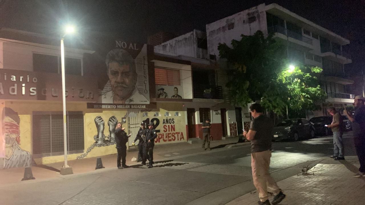 24 policías dados de alta tras ser lesionados por normalistas de Ayotzinapa en protesta en el Zócalo