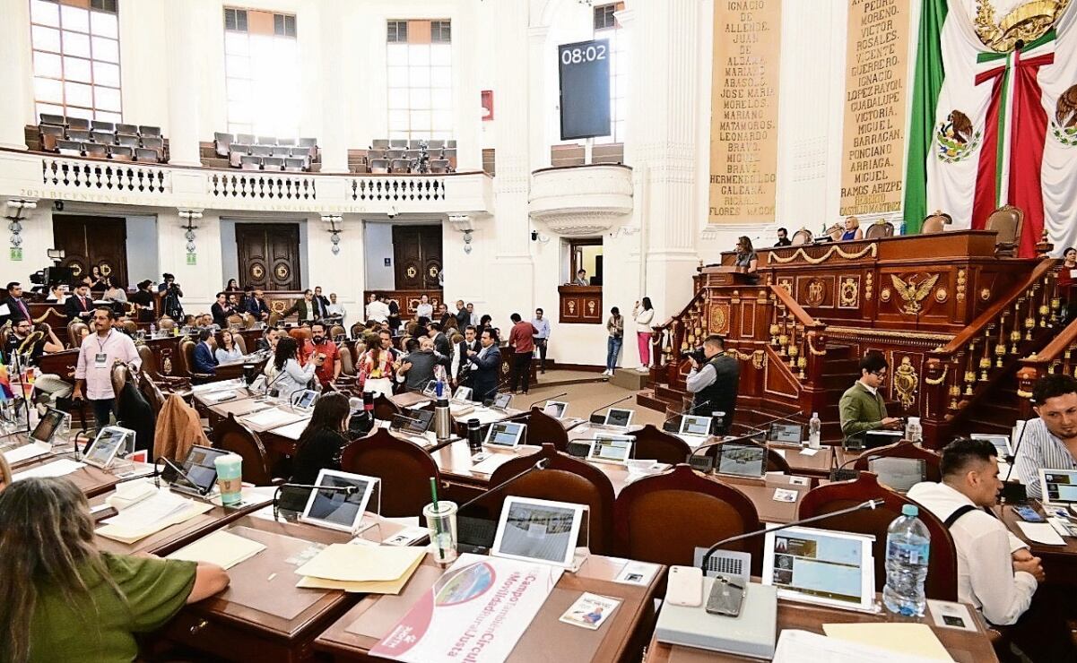 Reconocen a maestros en el Senado con inscripción en letras de oro; PRI exige declarar constitucionalidad de reforma de salario base