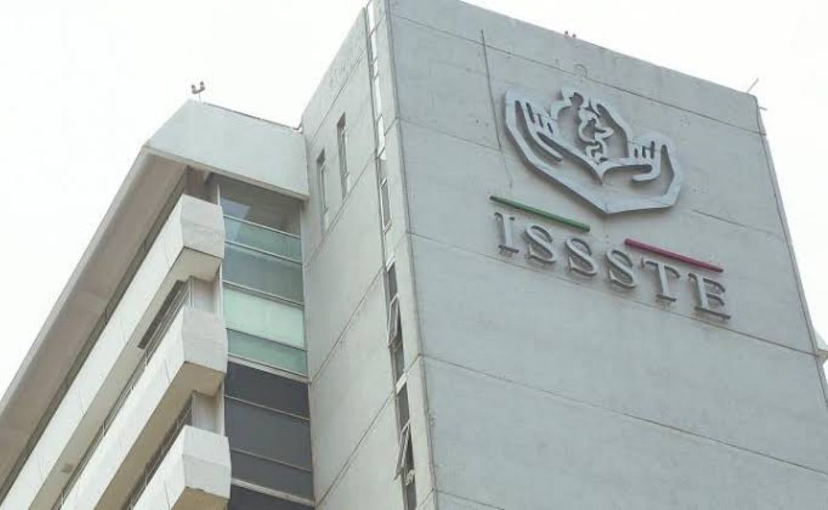 Entregan 350 mil tarjetas para uniformes y útiles escolares en la CDMX; beneficiarán a más de un millón de estudiantes