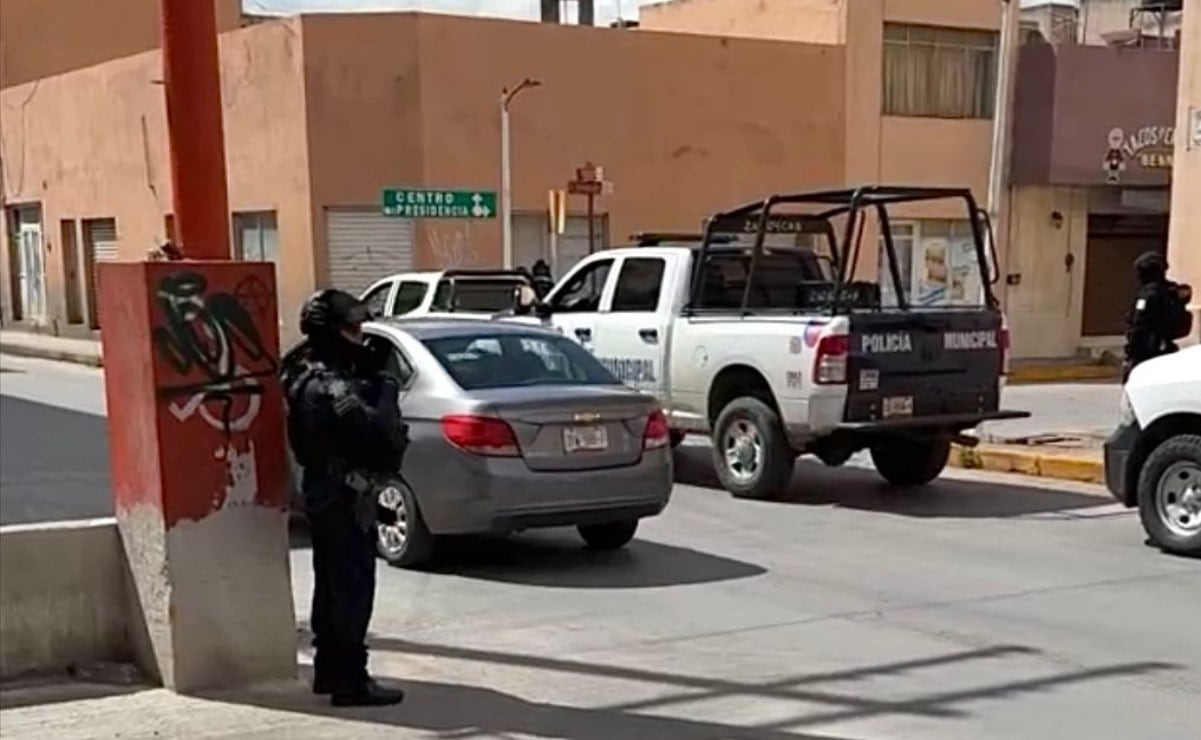 Detienen a una mujer y dos hombres por dañar un trolebús en la Cuauhtémoc