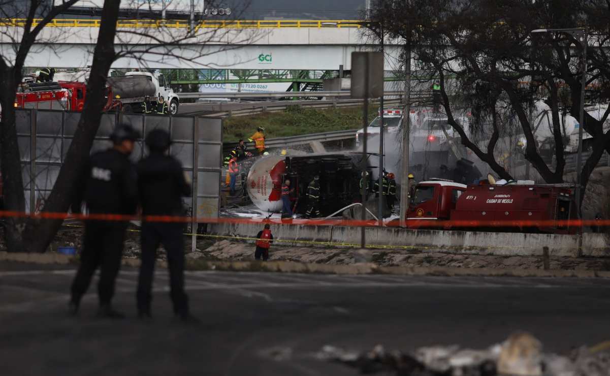 Una escena dramática tras la explosión en Puente de la Concordia: mujer resguarda de las llamas a su nieta, y policía las auxilia