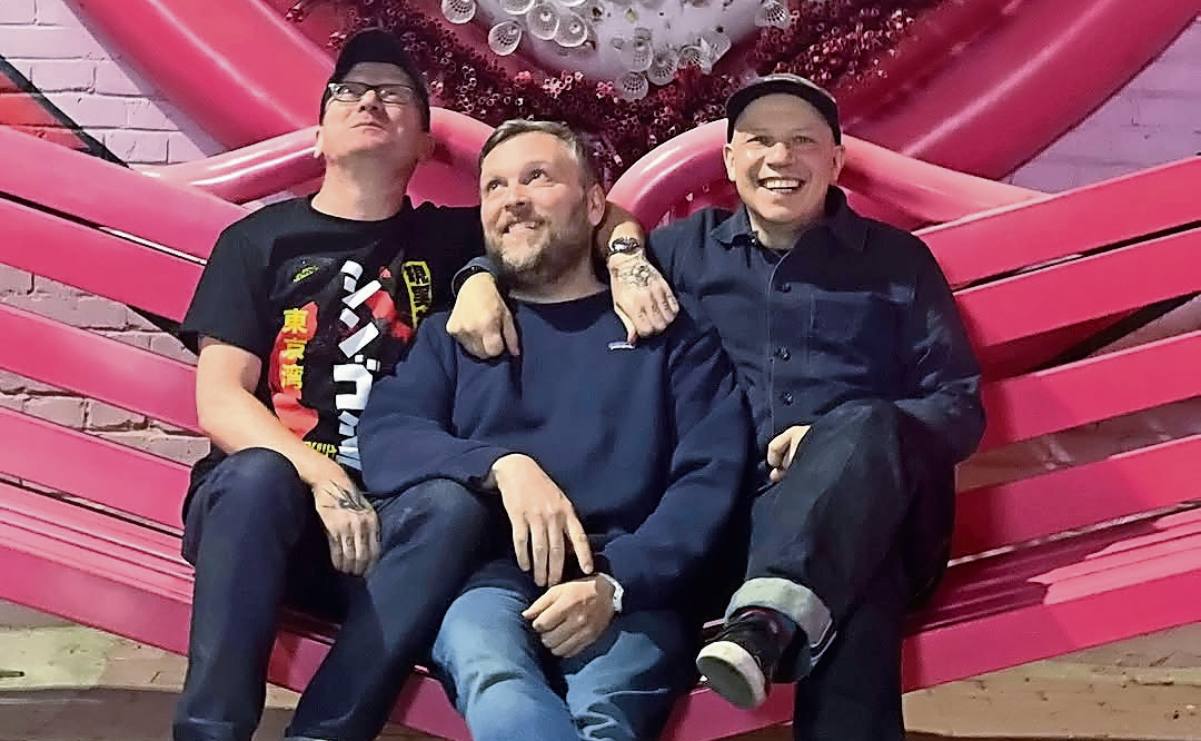 Manifestantes incendian Palacio de Gobierno de Apatzingán; protestan por asesinato de Carlos Manzo y Bernardo Bravo