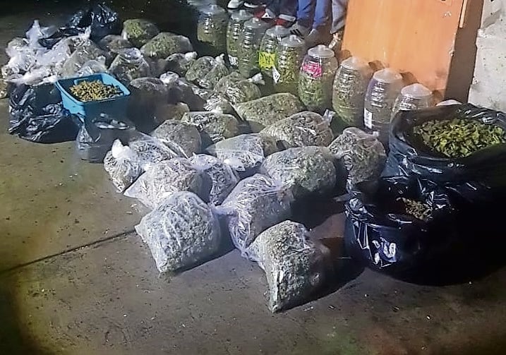 Autoridades federales aseguran en Sinaloa 146 explosivos artesanales, sustancias químicas y equipo para procesar drogas sintéticas