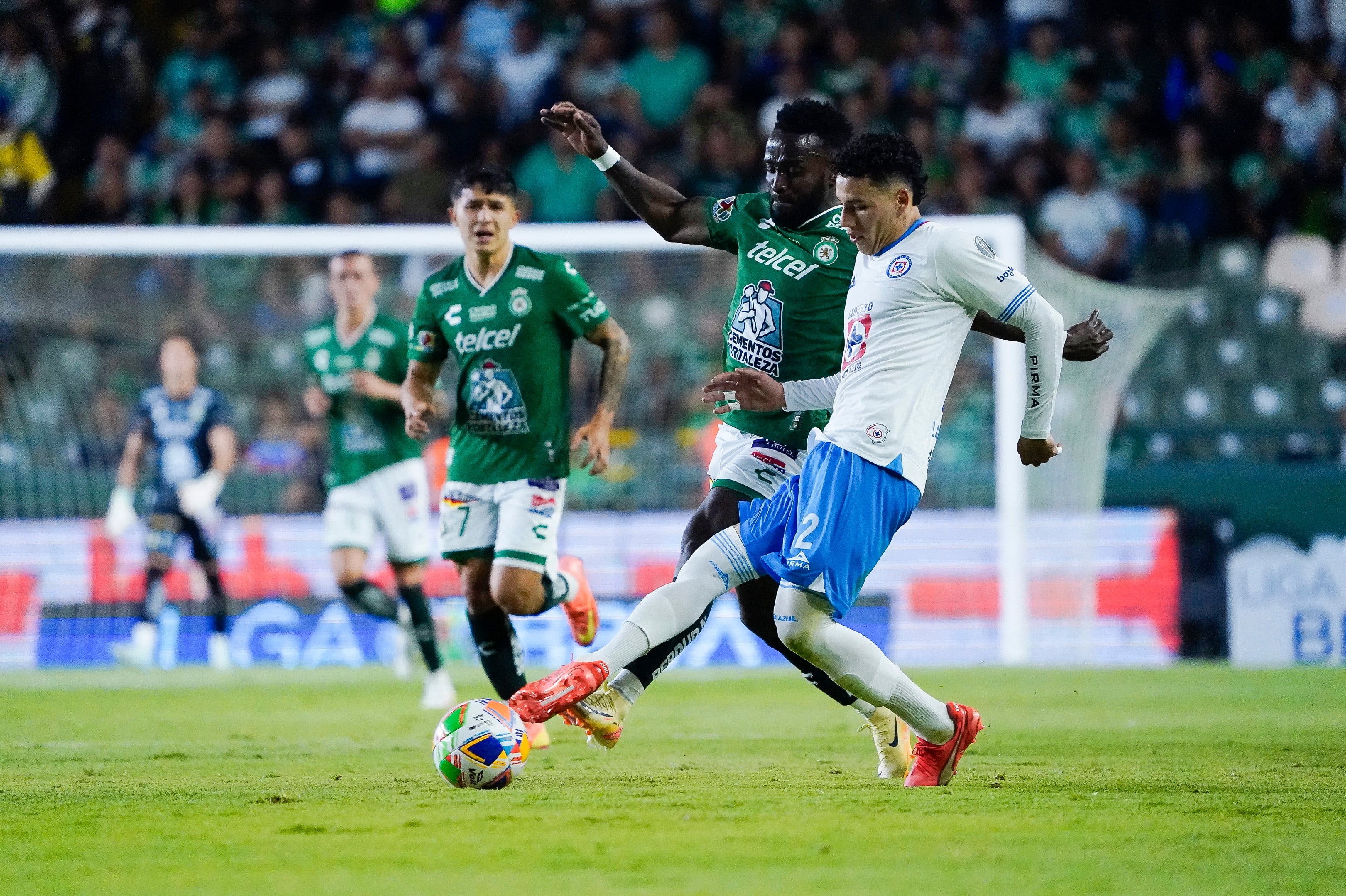 El fuerte choque entre Henry Martín y Carlos Moreno; ¿debió ser expulsión para el portero de Pachuca?