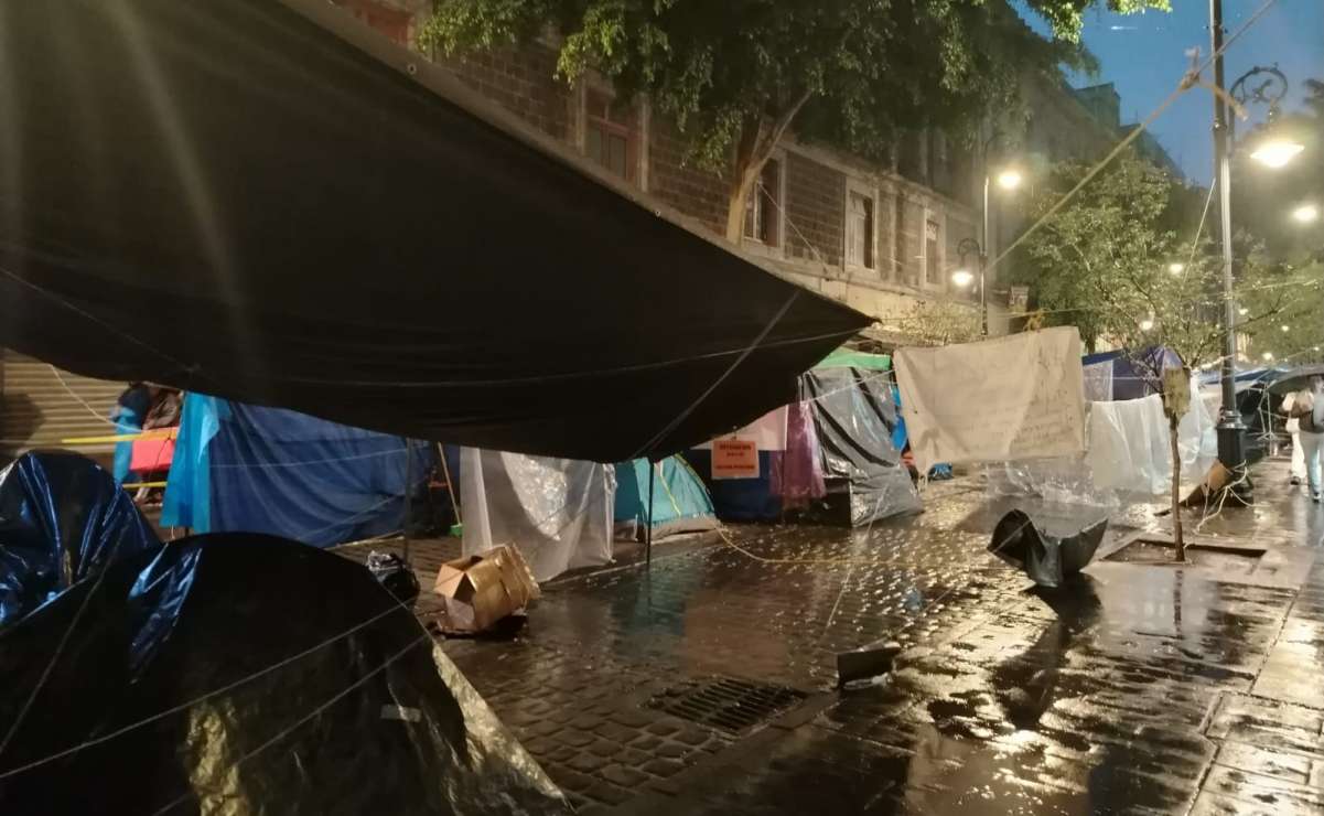 Guardan minuto de silencio por maestros fallecidos en accidente en Puebla; Sheinbaum encabeza ceremonia por Día del Maestro