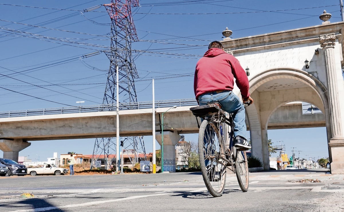 Hombre intenta saltar de puente peatonal en Calzada Ignacio Zaragoza; termina apuñalándose