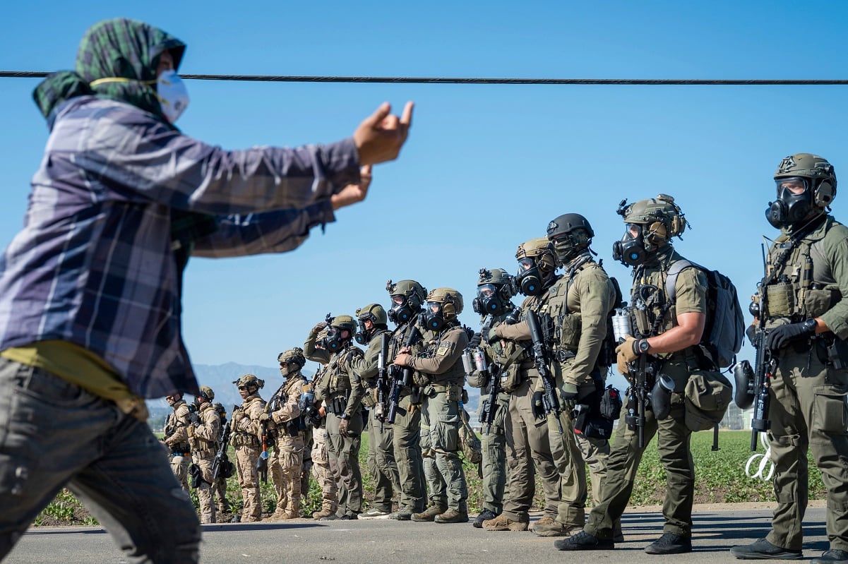 FOTOS: Así fue el enfrentamiento entre agentes del ICE y manifestantes por redada en campo agrícola en California