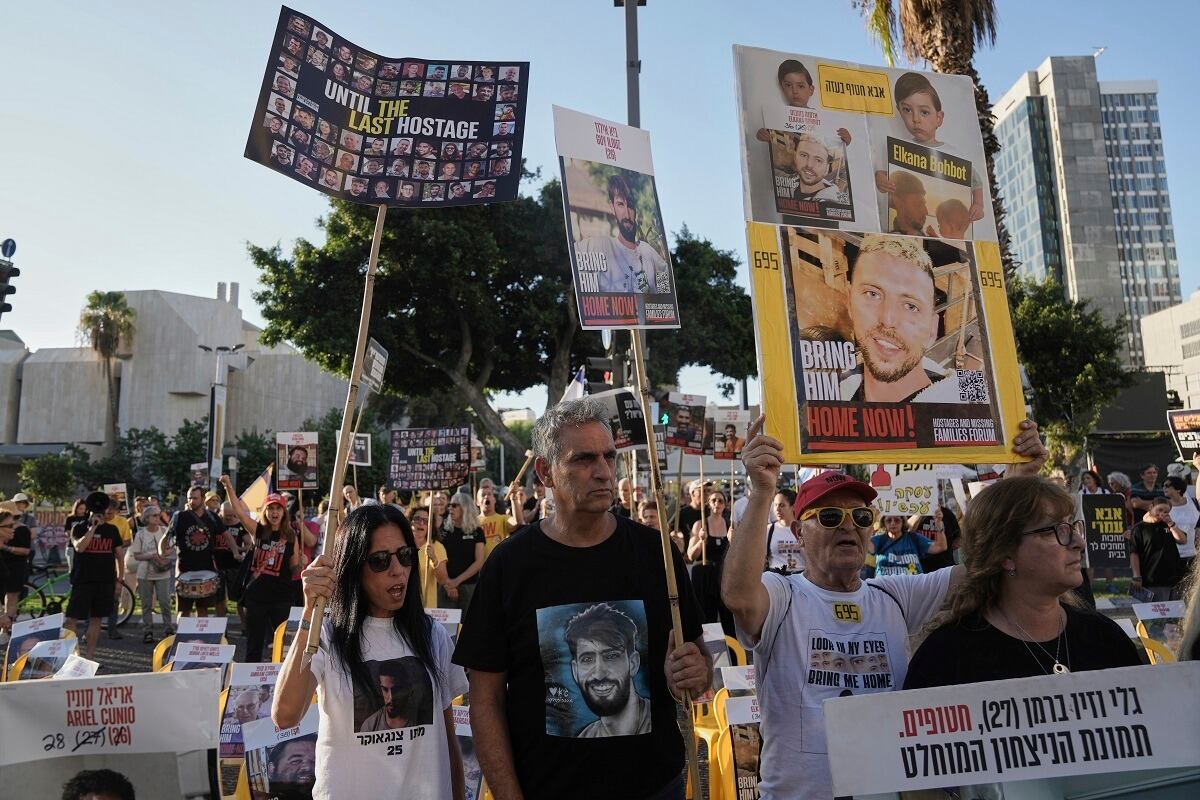 Desalojan a siete personas por la caída de una barda