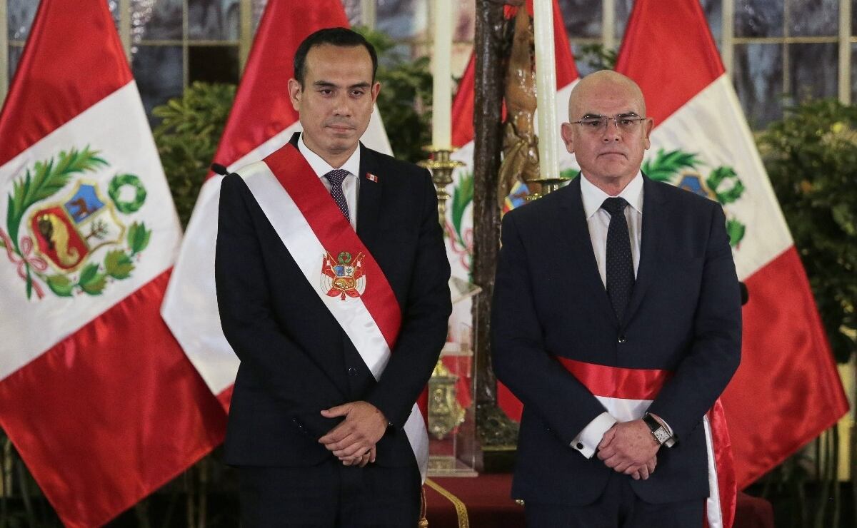 Flores, calaveras y cine al aire libre: cientos disfrutan “Ana y Bruno” en el Zócalo de la CDMX