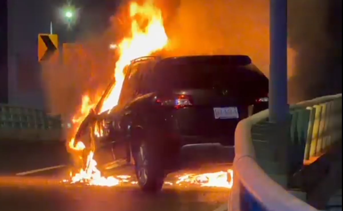 Se incendia una camioneta en el Segundo Piso del Periférico; no hay heridos