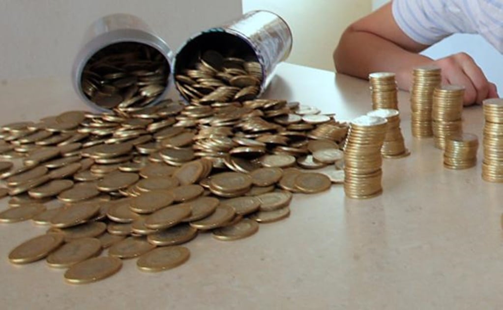 Ambulantes saturan los pasillos de la Alameda Central