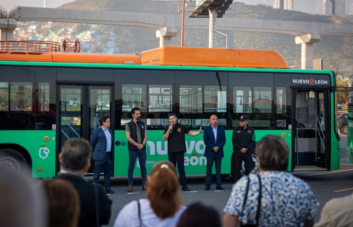 Vuelca pipa que transportaba amoniaco en la autopista México-Pachuca; no se reportan heridos