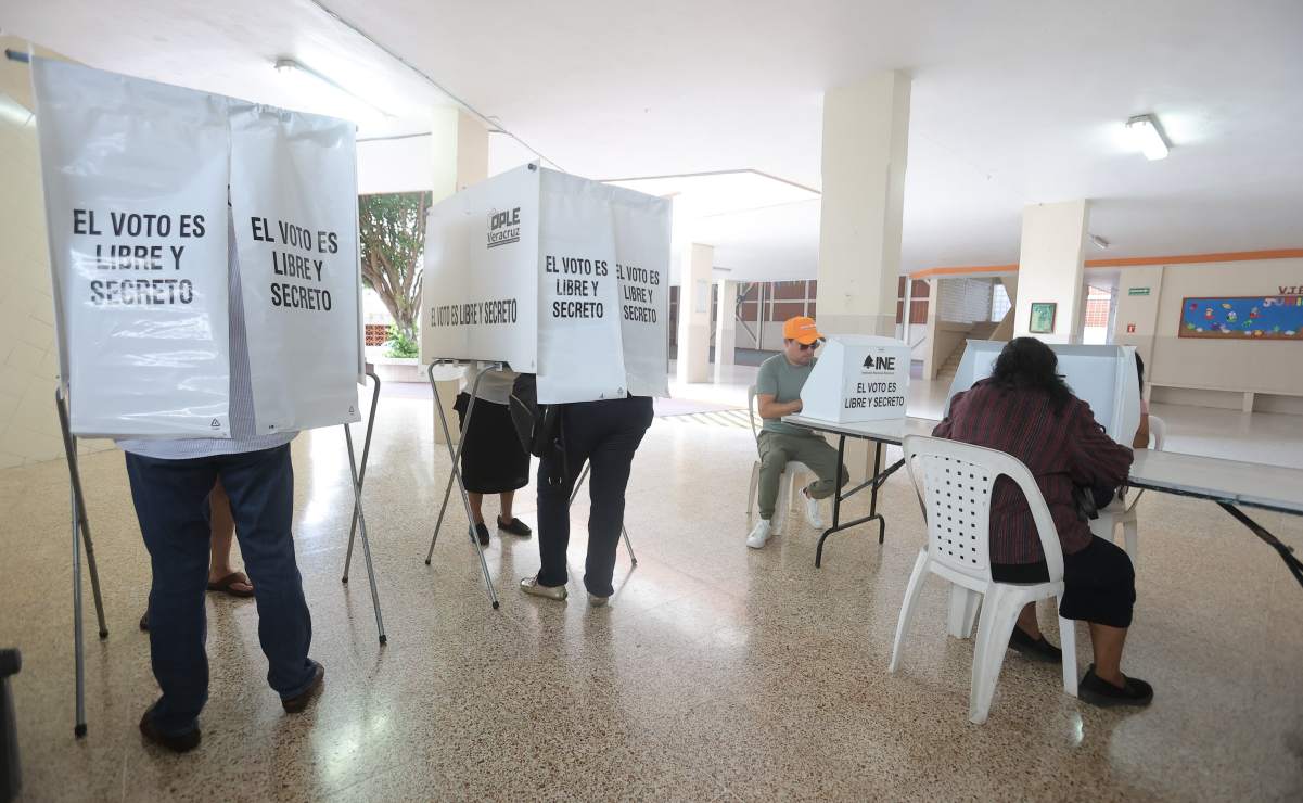 Rehabilitan drenaje colapsado por fuga de agua en V. Carranza