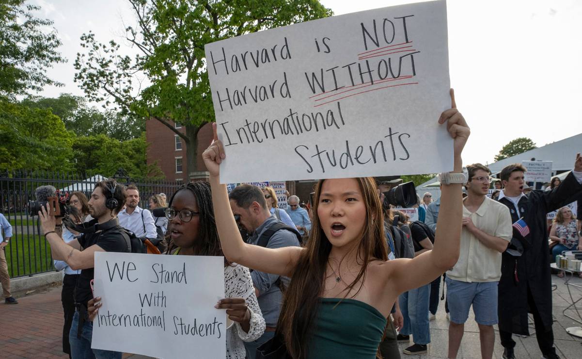 Estudiantes protestan por plan de Trump de cancelar contratos con Universidad de Harvard; llaman al mandatario 