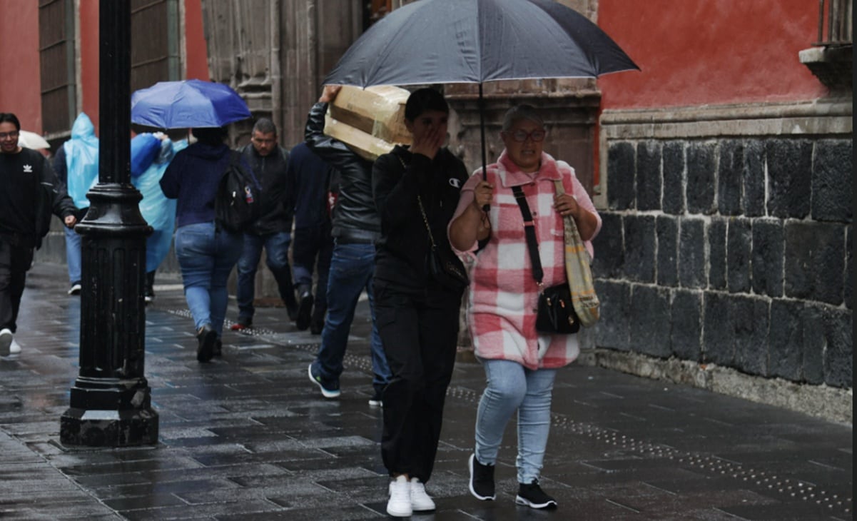 Enrique Bunbury vuelve a México; sus fans lo reciben entre lluvia, nostalgia y euforia