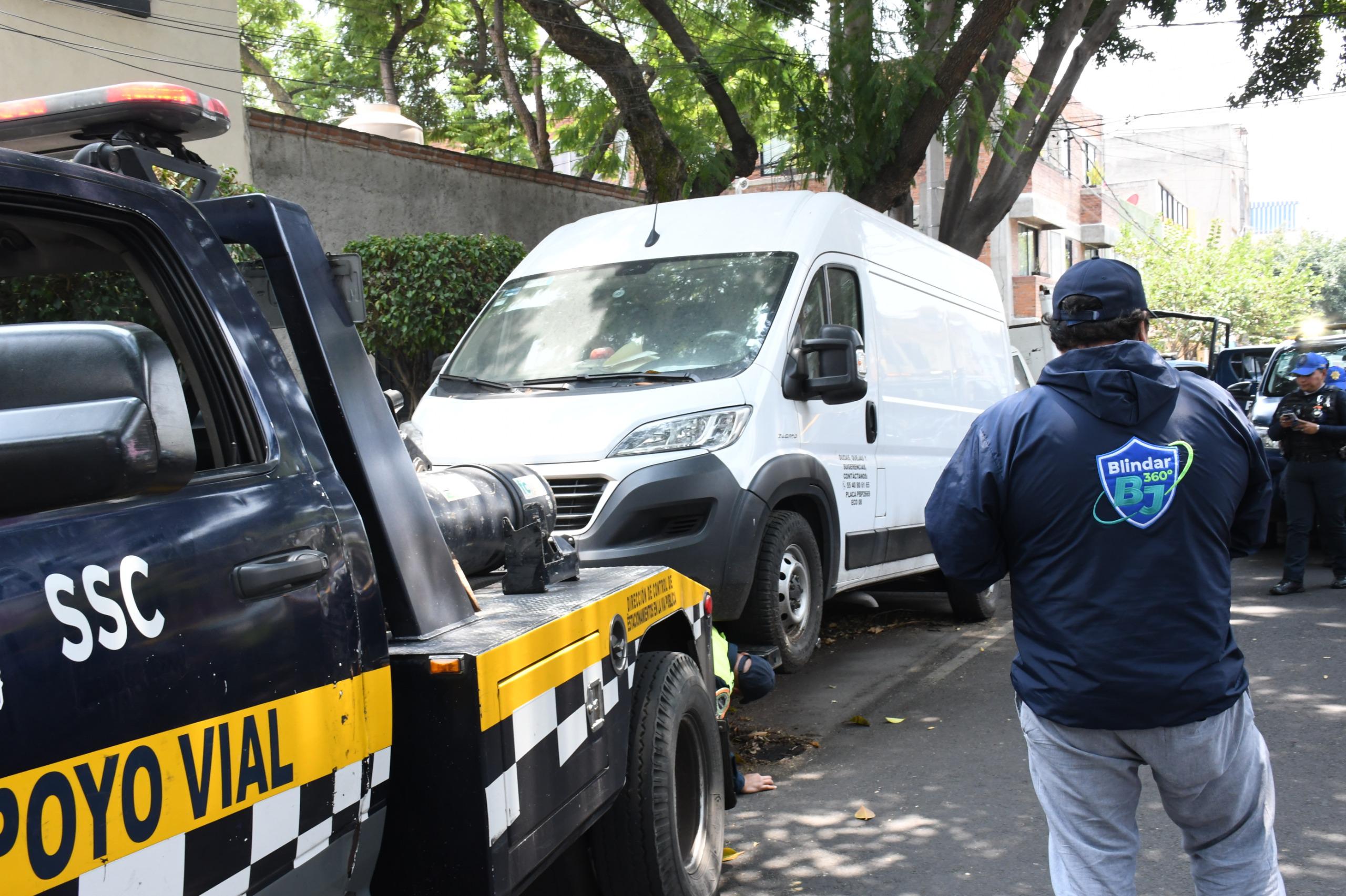 Atienden socavón y fuga de agua en Calzada de los Misterios; trabajos afectan la circulación en la GAM