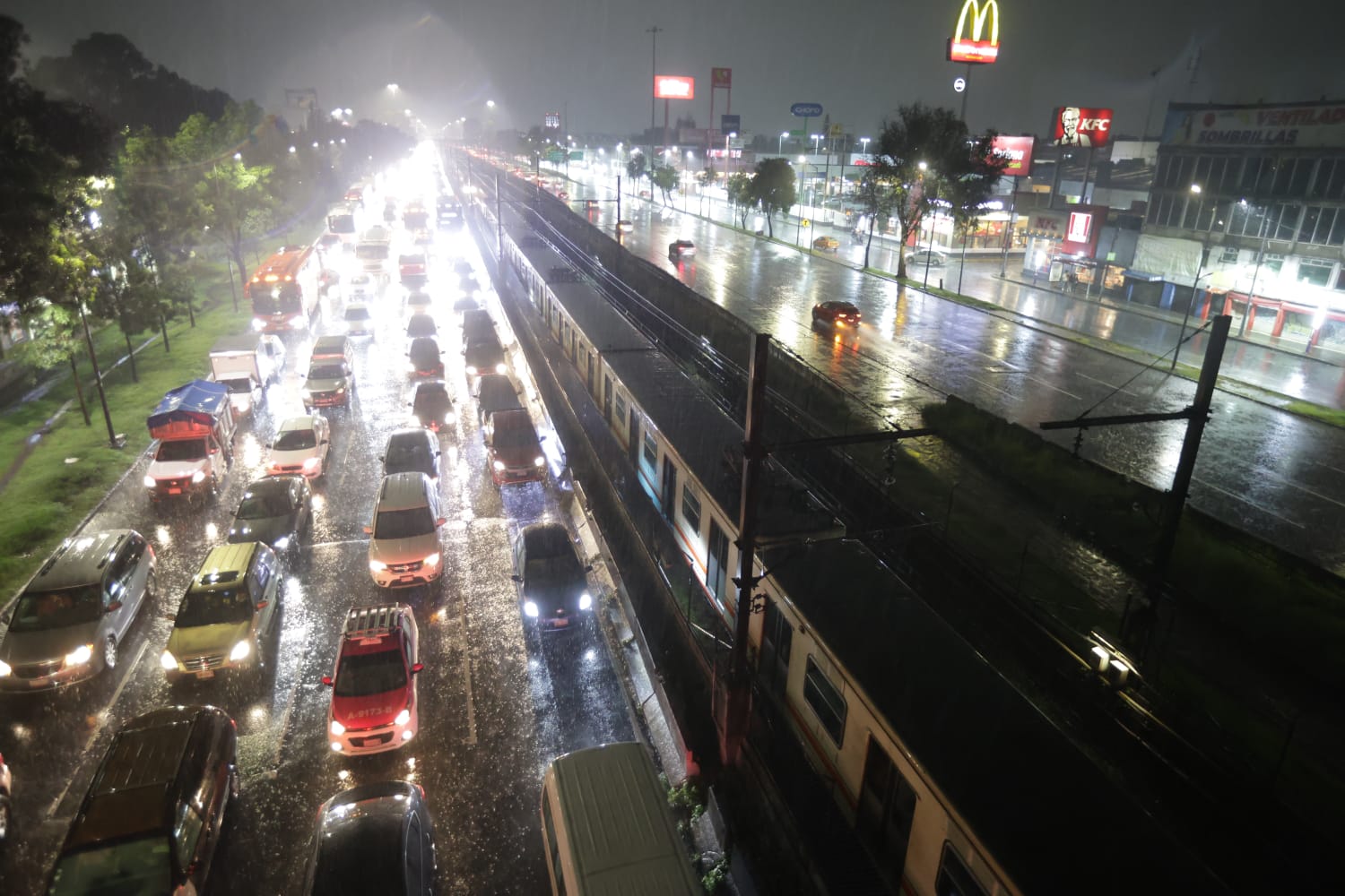Tromba vuelve a pegar a Iztapalapa; reportan severas inundaciones y afectaciones en paradero de Santa Martha