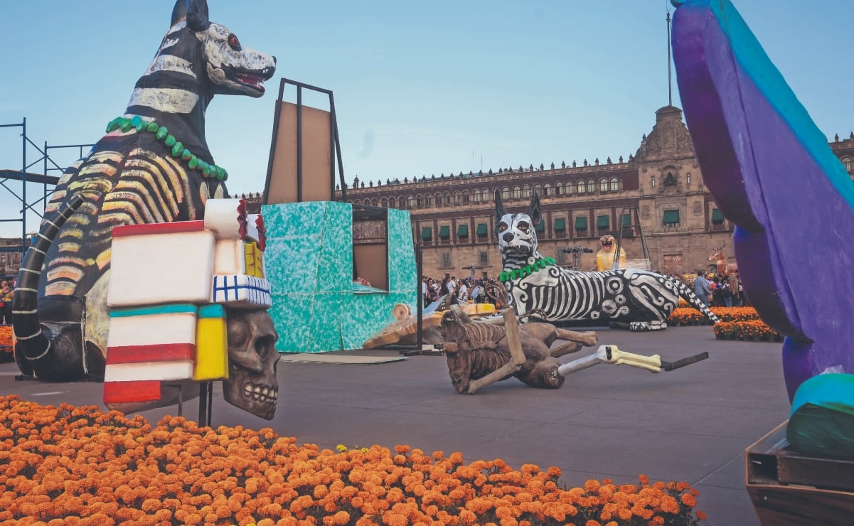 FOTOS Calaveras, aliens y personajes terroríficos se apoderan del Paseo Nocturno de Día de Muertos sobre Paseo de la Reforma