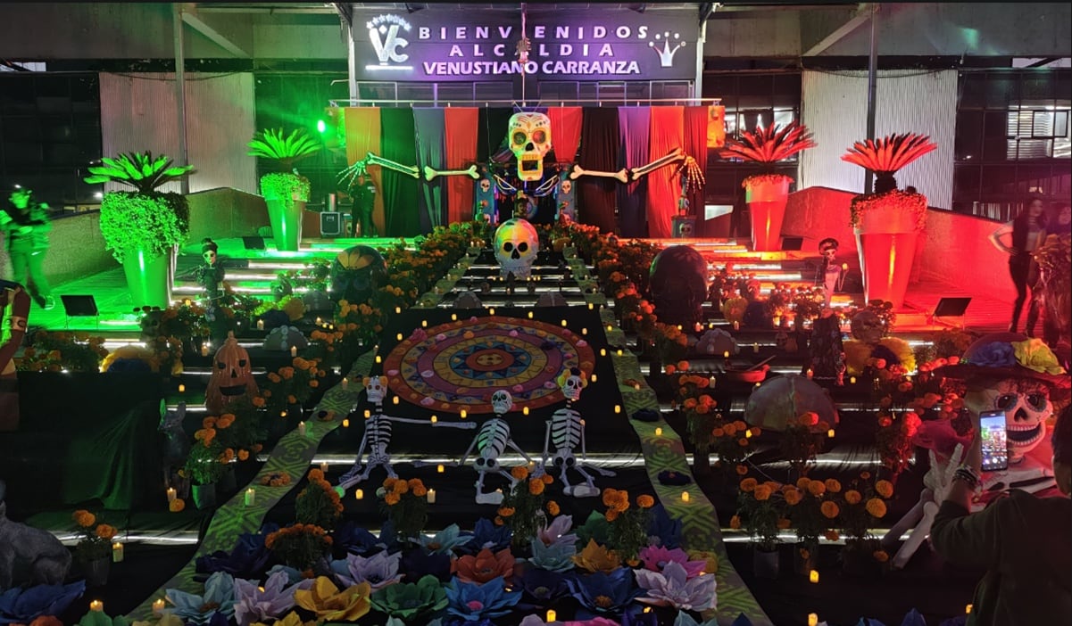 Altar de cartonería, una forma de honrar la cultura y a los muertos en Veracruz