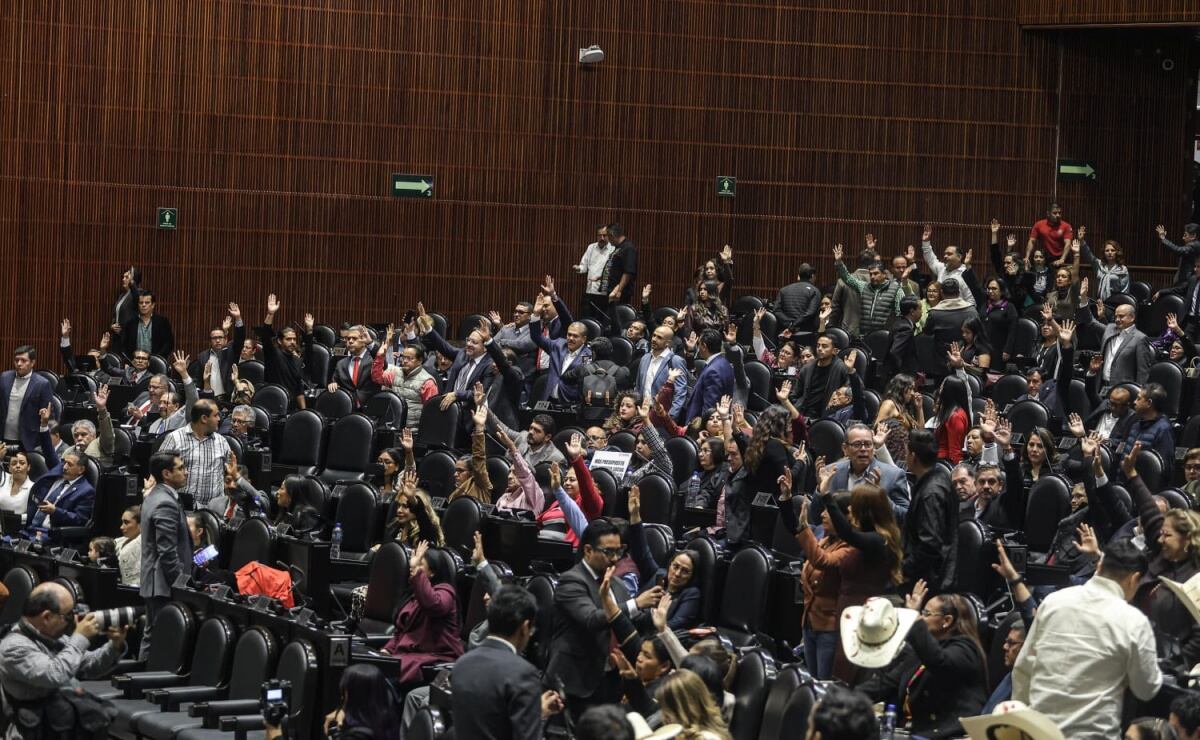 Camión cae en socavón en Coyoacán; fuga de agua habría provocado el hundimiento