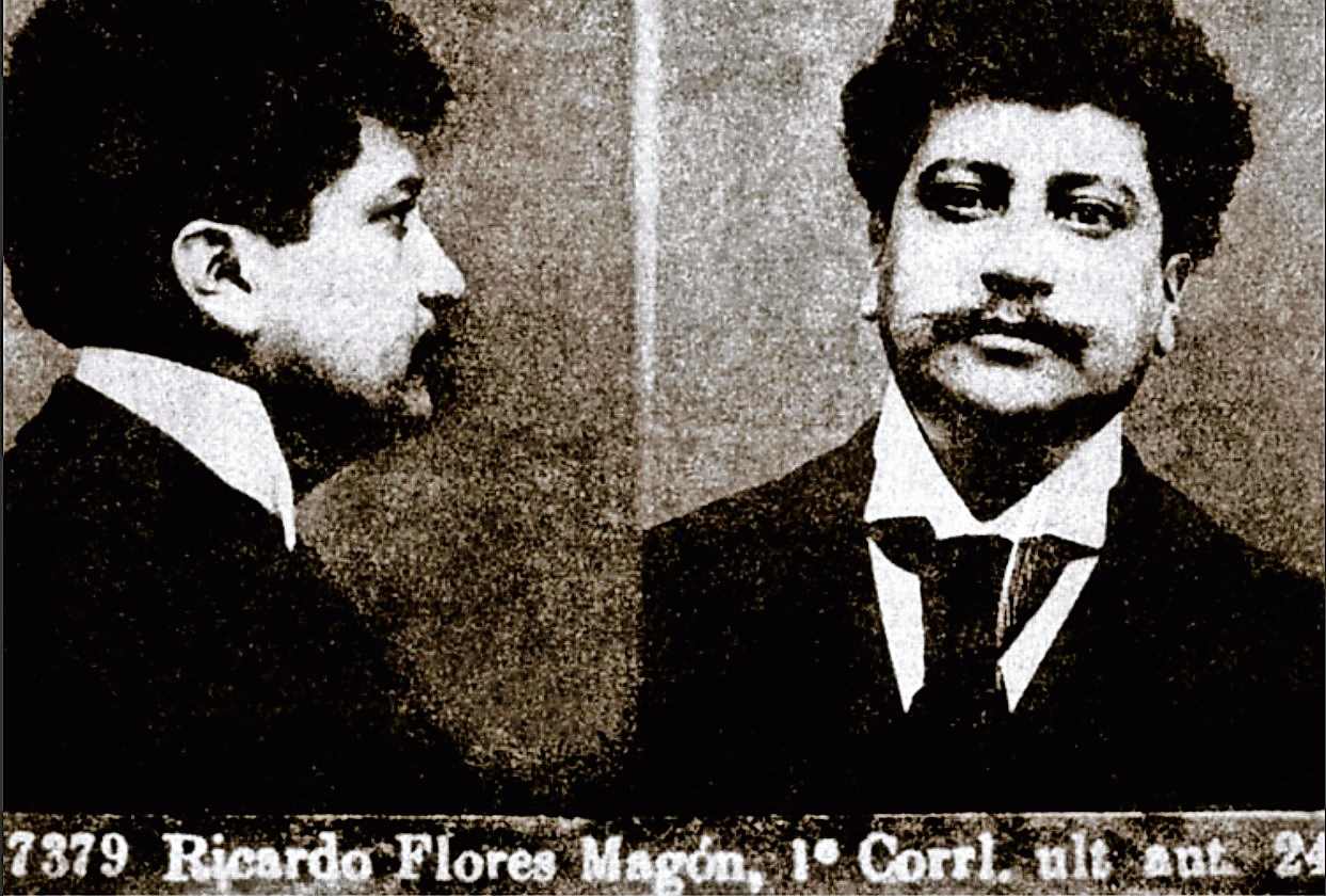 Tunden a tiktoker “Historia para Tontos” por lanzar botella de tequila a sobreprecio; “explotador de tierras”