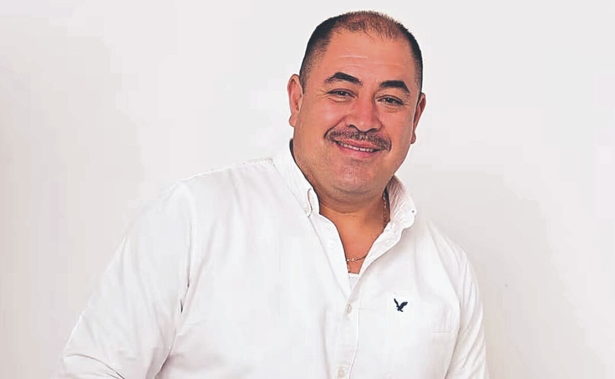 Tunden a tiktoker “Historia para Tontos” por lanzar botella de tequila a sobreprecio; “explotador de tierras”