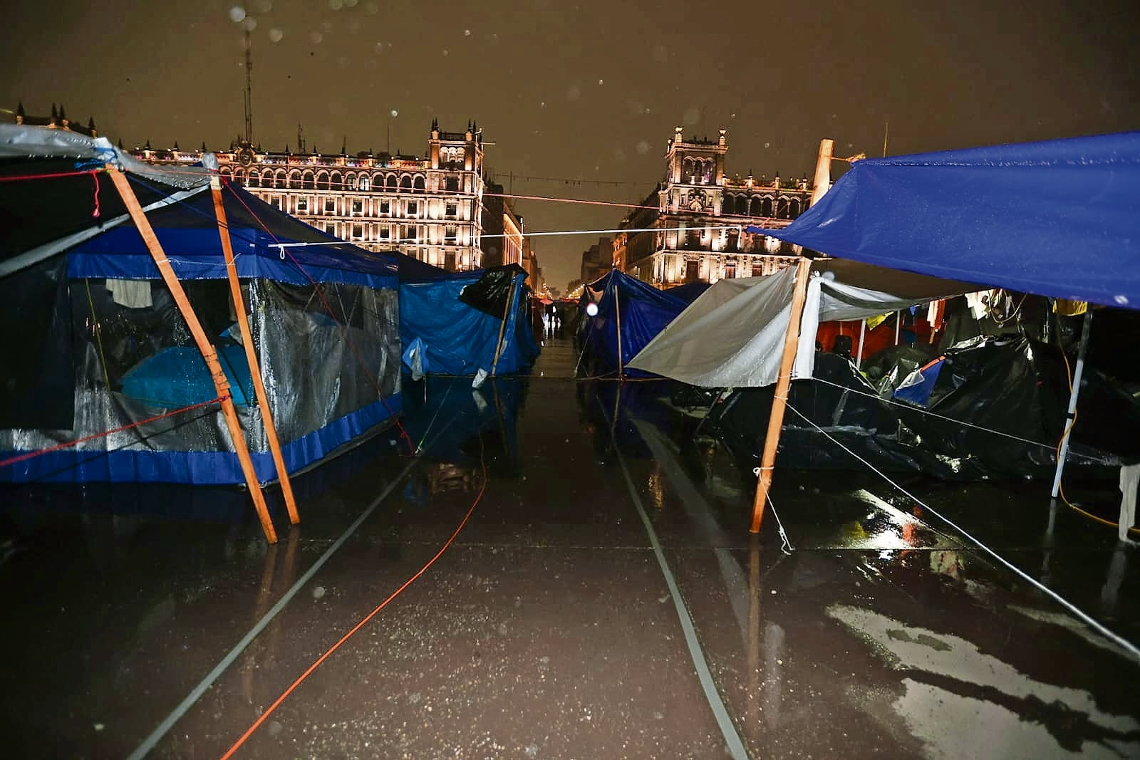 Vecinos de la colonia Vallejo bloquean Bucareli en protesta por suspensión a desalojo migrante; exigen retiro de campamento