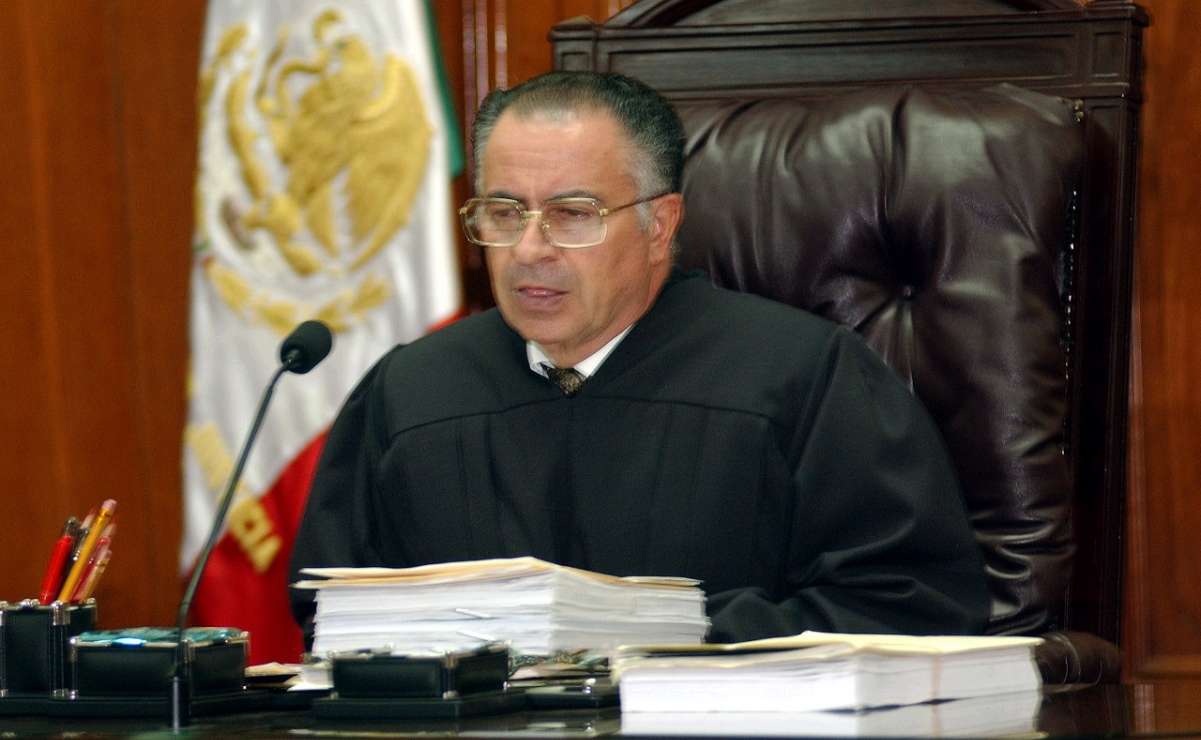 Lentes oscuros, sombreros coloridos y pop: así sobrevive el público a los primeros rayos del Tecate Emblema
