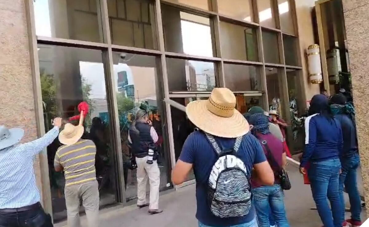 Más de 2 mil maestros de la CNTE toman instalaciones del Aeropuerto Internacional de Mérida; reportan caos vial y retrasos en 17 vuelos
