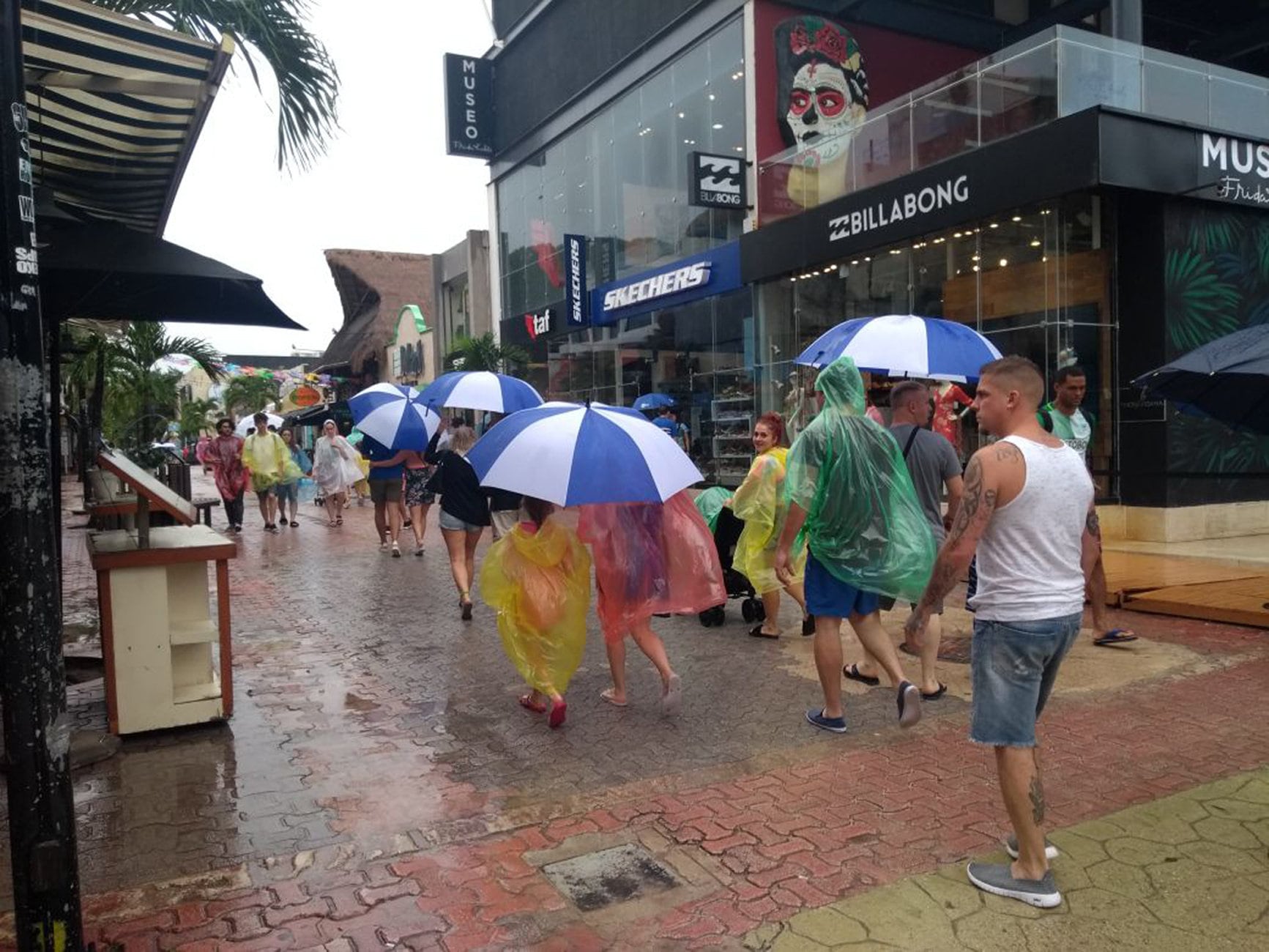 Reportan 54 encharcamientos por lluvia este domingo en la CDMX; cayeron 15 millones de metros cúbicos de agua