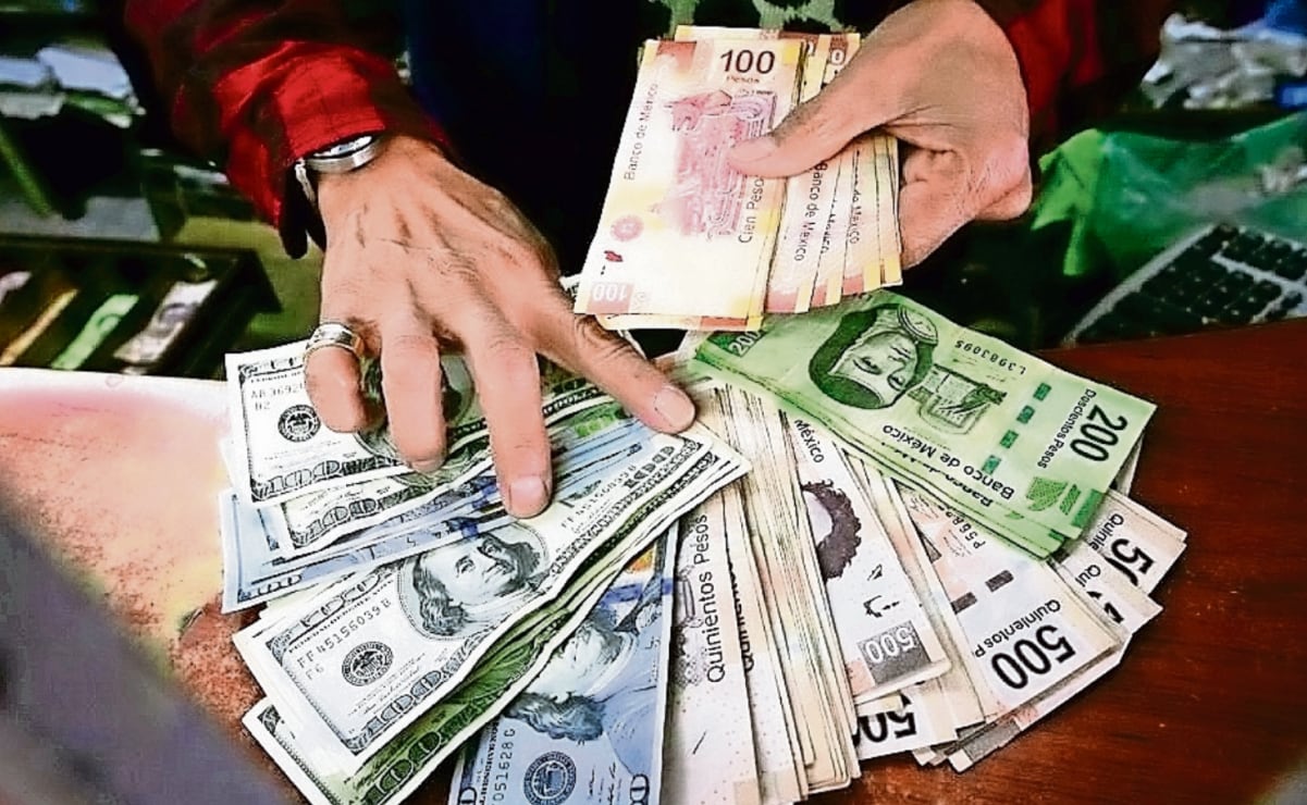 Comerciantes de comunidad triqui marchan al Zócalo; exigen espacios seguros y permanentes para vender sus mercancías sobre Reforma