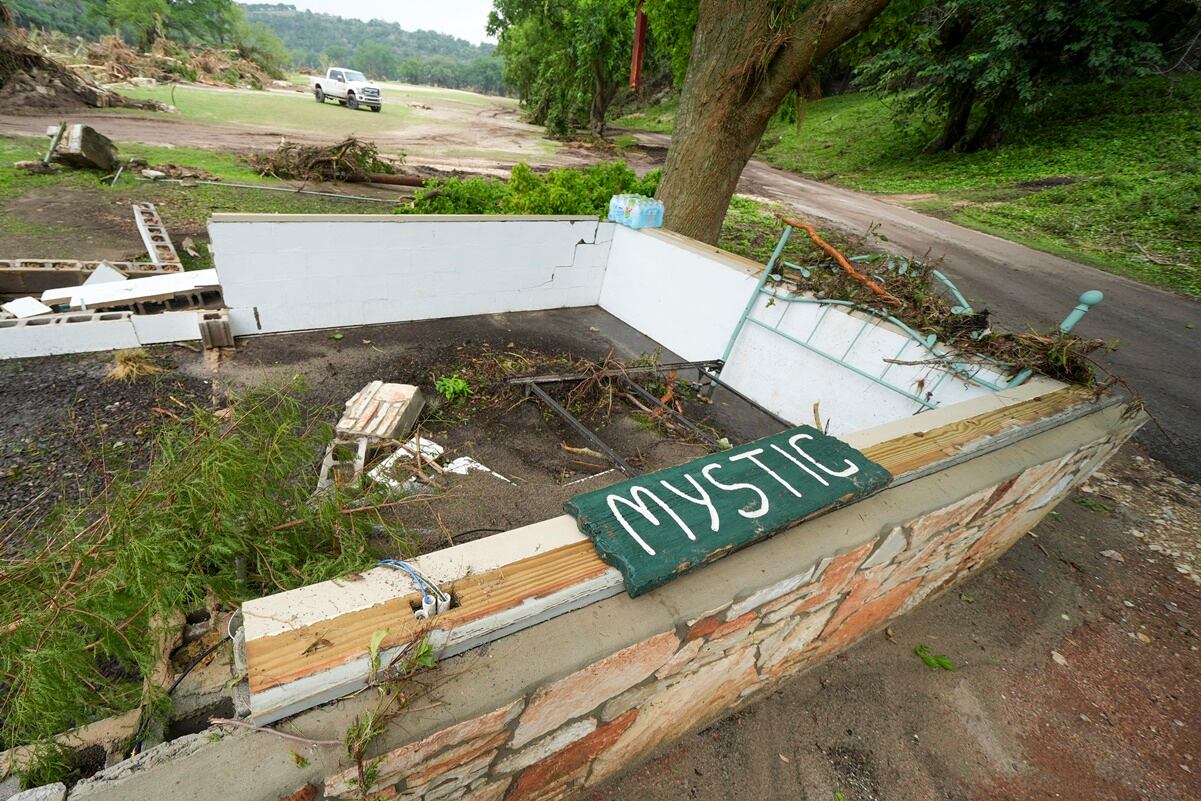 Sigue búsqueda desesperada de dos docenas de niñas desaparecidas de Camp  Mystic tras inundaciones en Texas; van 24 muertos